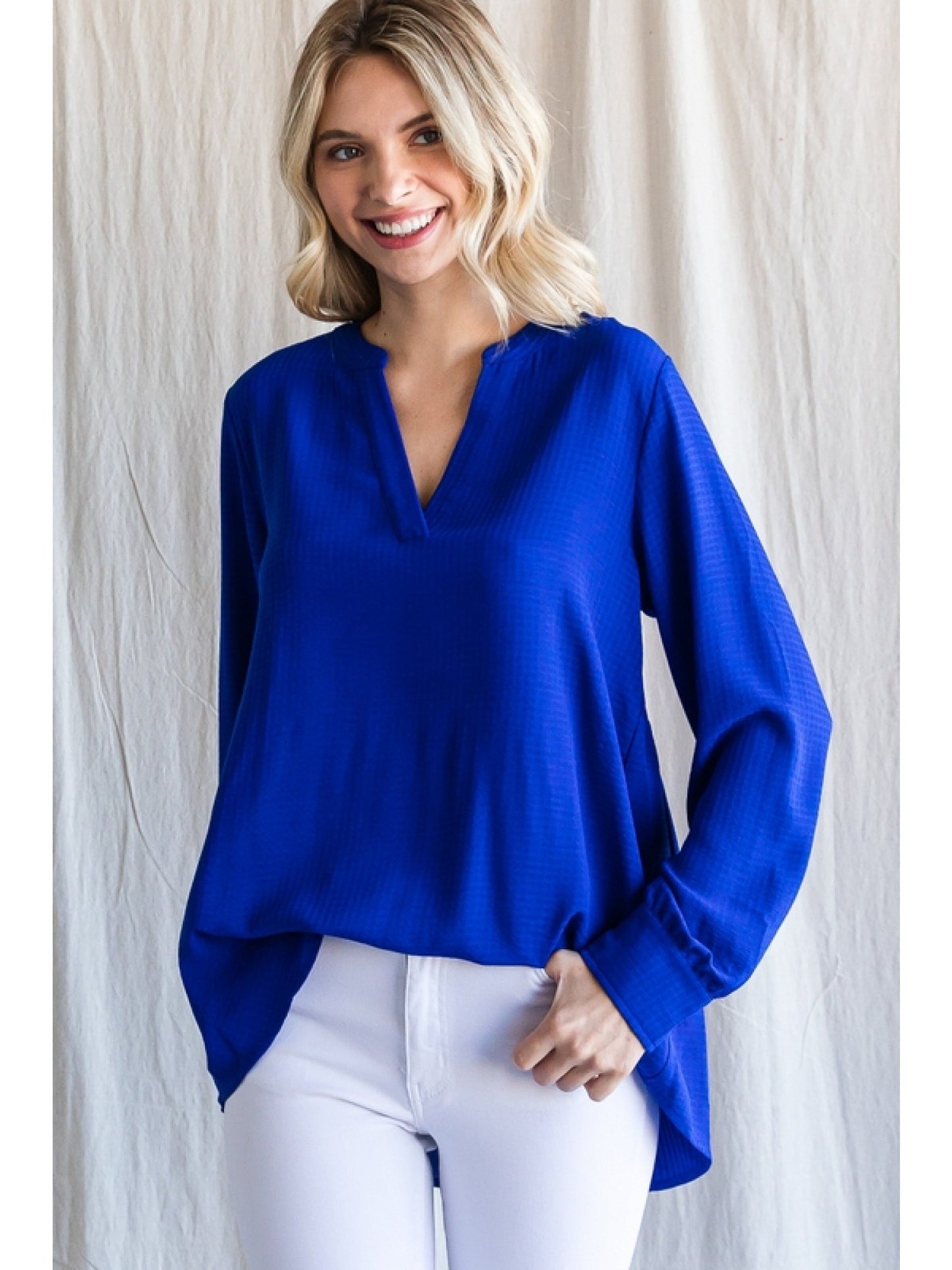 Textured solid collarless top